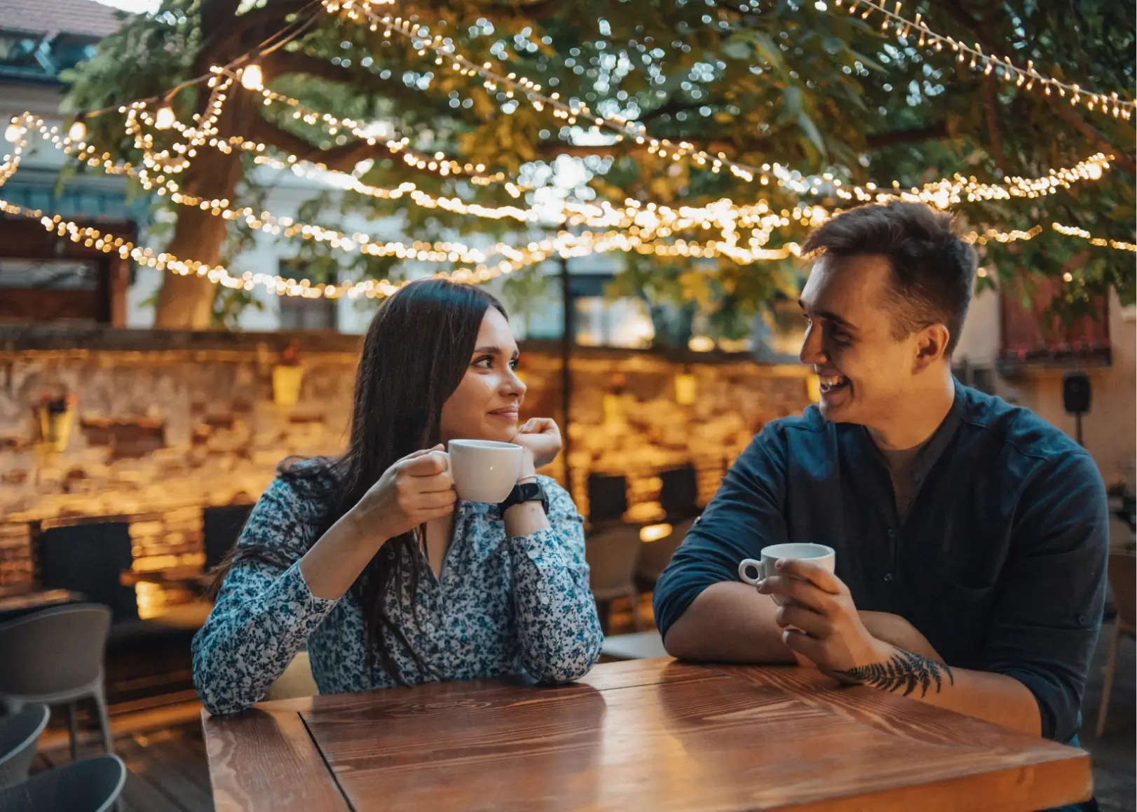 Date beim Kaffee trinken